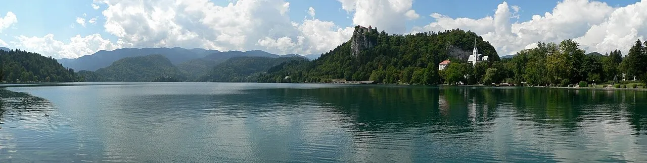 Panoramisch uitzicht op het Sloveense Bled, waar Tea Košir en haar man vastgoed kochten.