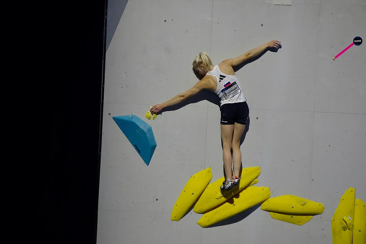 Janja Garnbret klimt tijdens het wereldkampioenschap boulderen in Bern in 2023