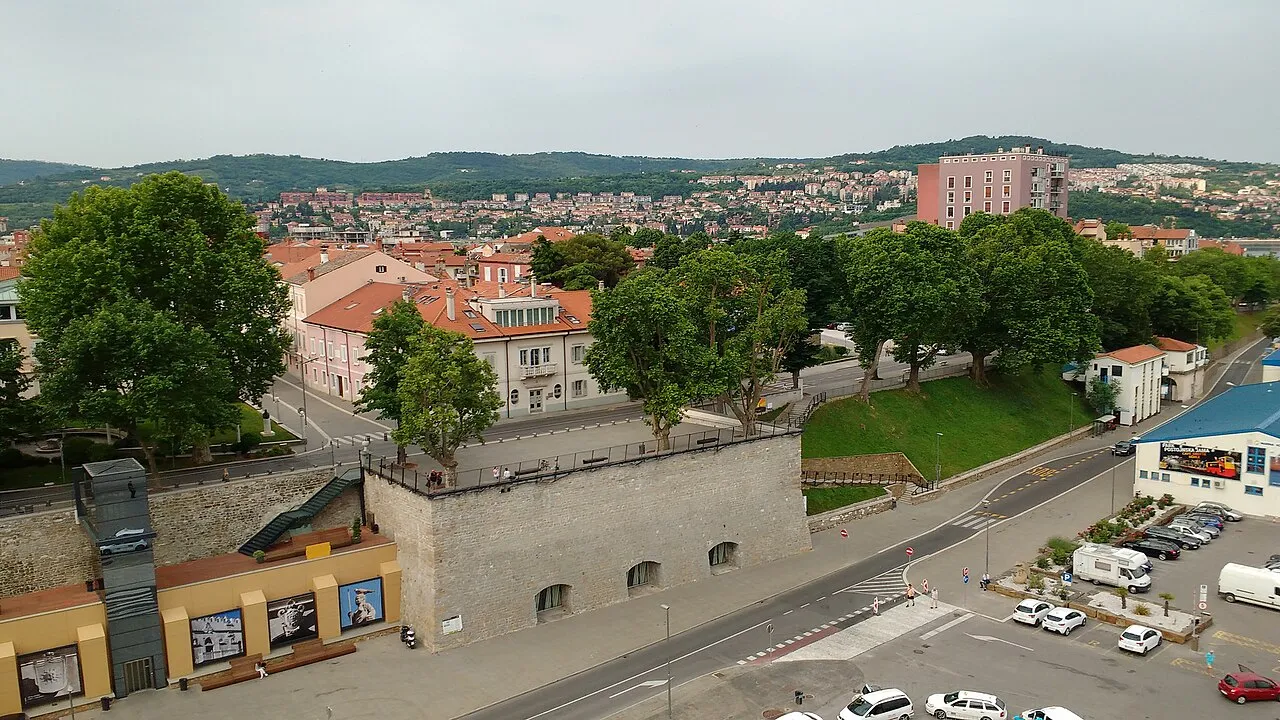 De oude stadsmuren en heuvels van Koper, de stad waar de staatsproslava zonder Italiaanse openingswoorden plaatsvond