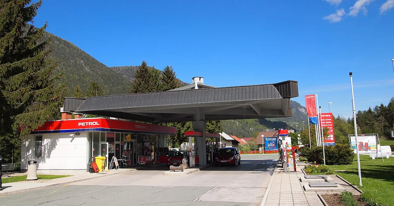 Een benzinestation van Petrol in Kranjska Gora, Slovenië