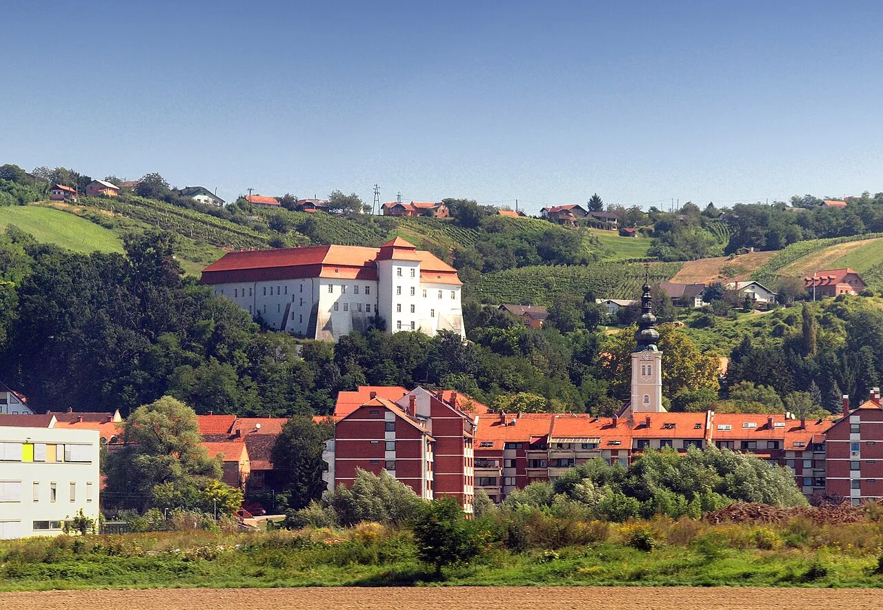 Het kasteel van Lendava, de stad bij wie de illegale sigarettenfabriek werd ontdekt