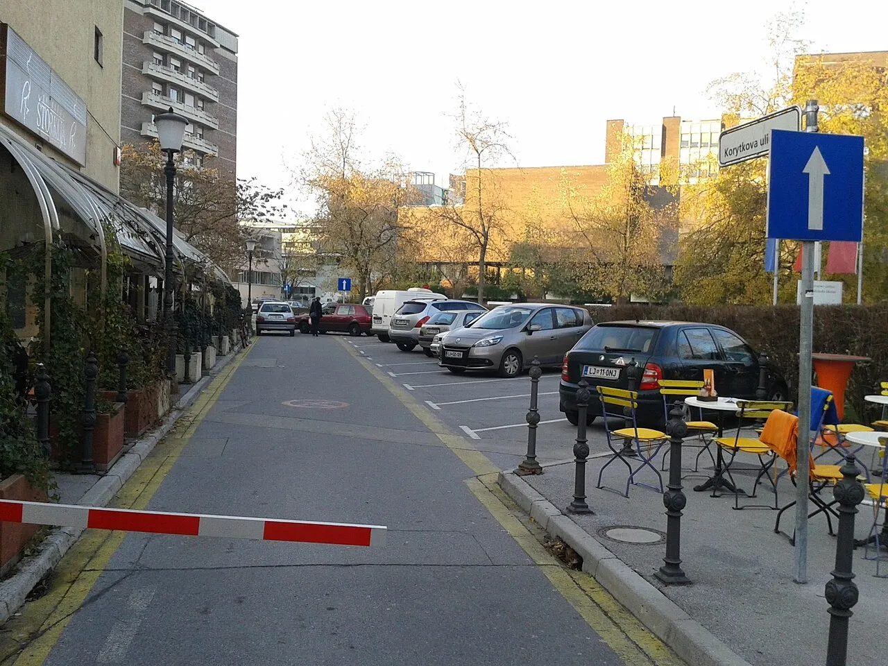Straatbeeld met op de achtergrond het gebouw van het Universitair Klinisch Centrum Ljubljana