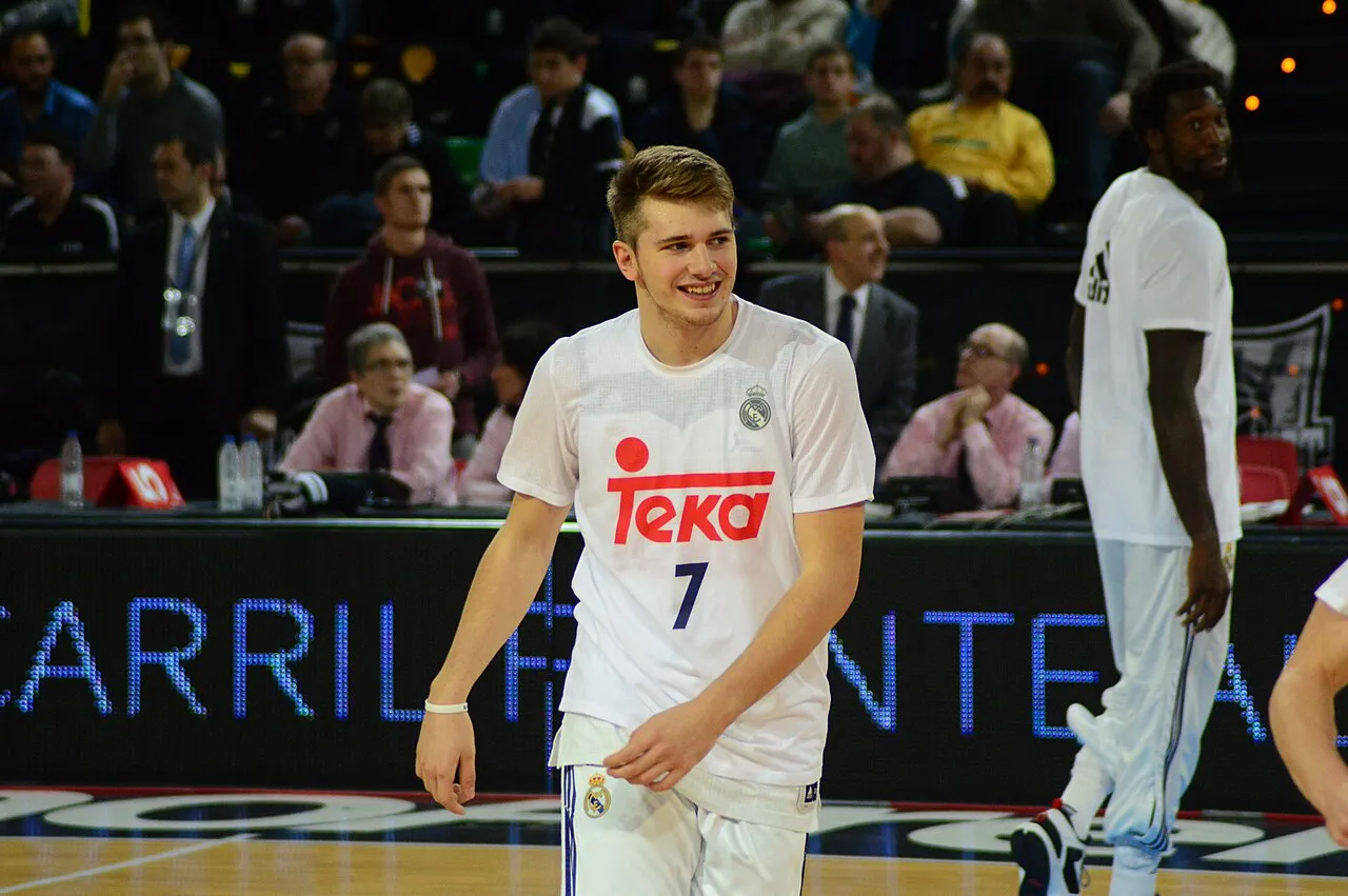 Luka Dončić tijdens een basketbalwedstrijd