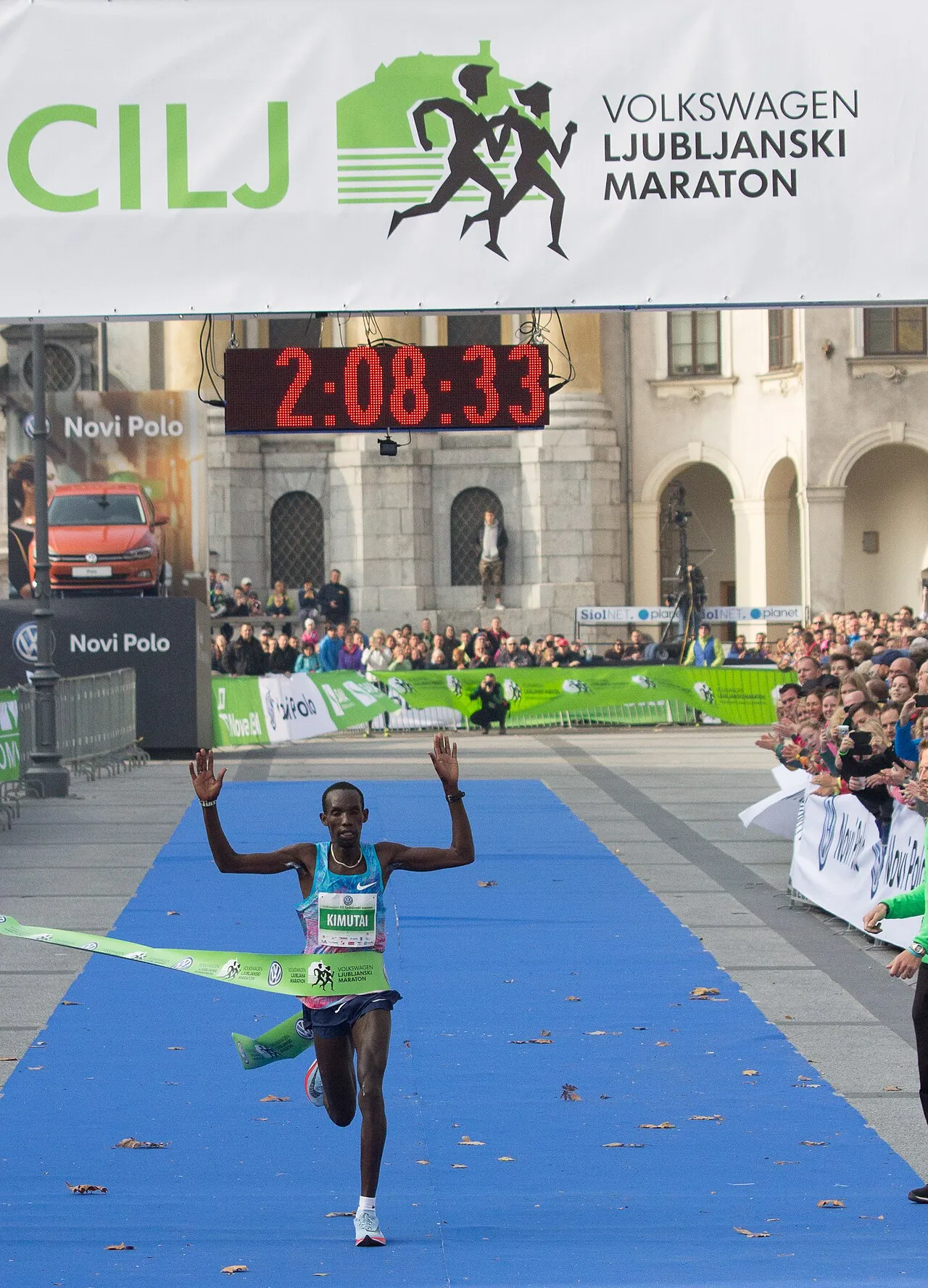 Een loper komt over de finish bij de Ljubljana Marathon.