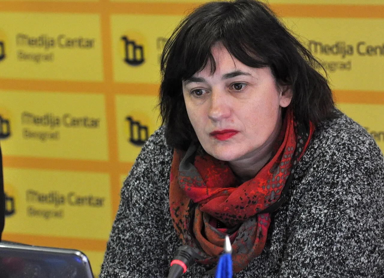 Nataša Sukič, de Sloveense parlementariër die het reglementsboekje naar de commissievoorzitter gooide