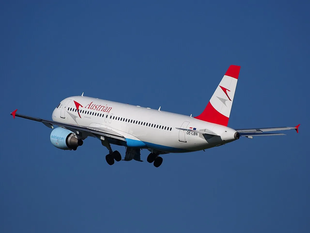 Een Airbus A320 van Austrian Airlines stijgt op.