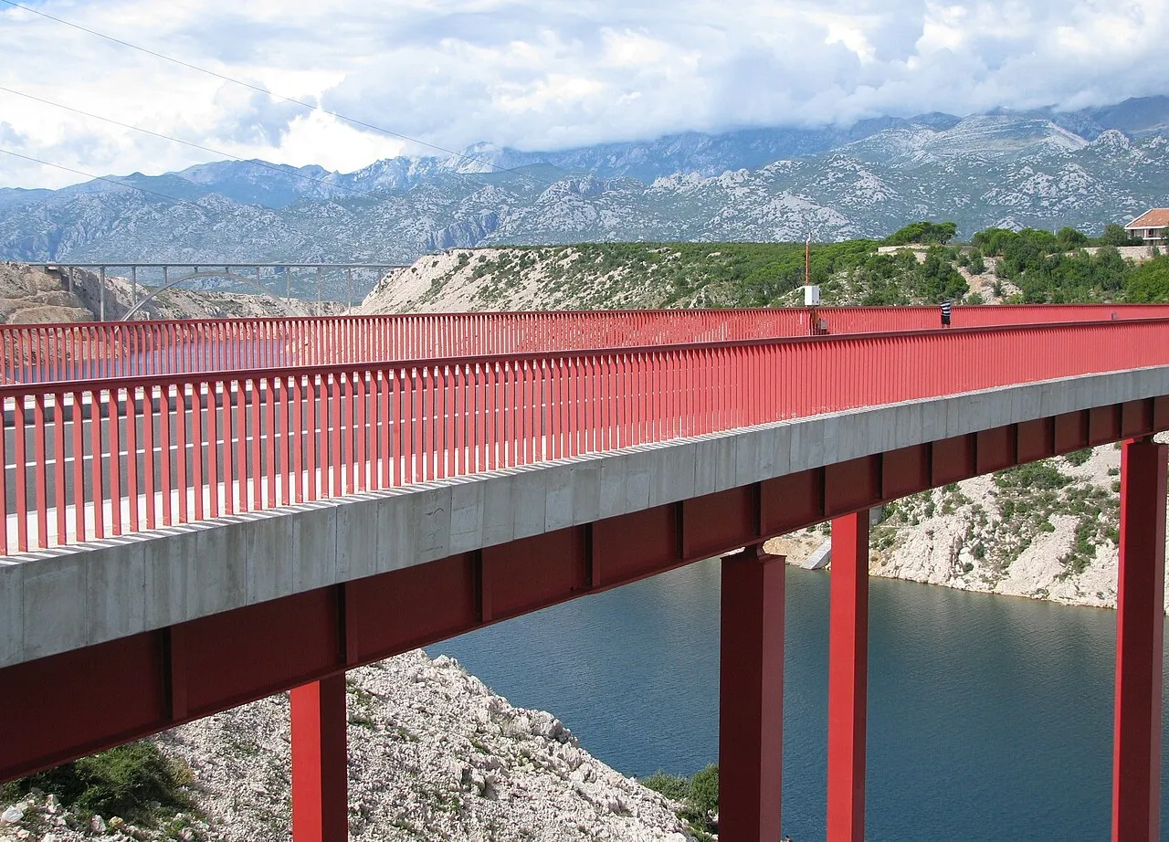 De oude en nieuwe Maslenica-bruggen over de Novsko ždrilo op de A1 bij Zadar, Kroatië