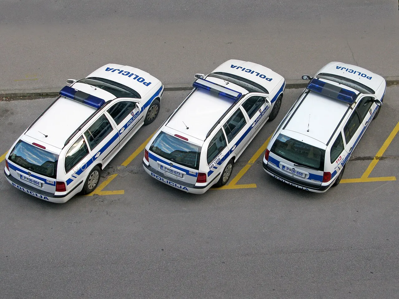 Politieauto's geparkeerd in Ljubljana, Slovenië