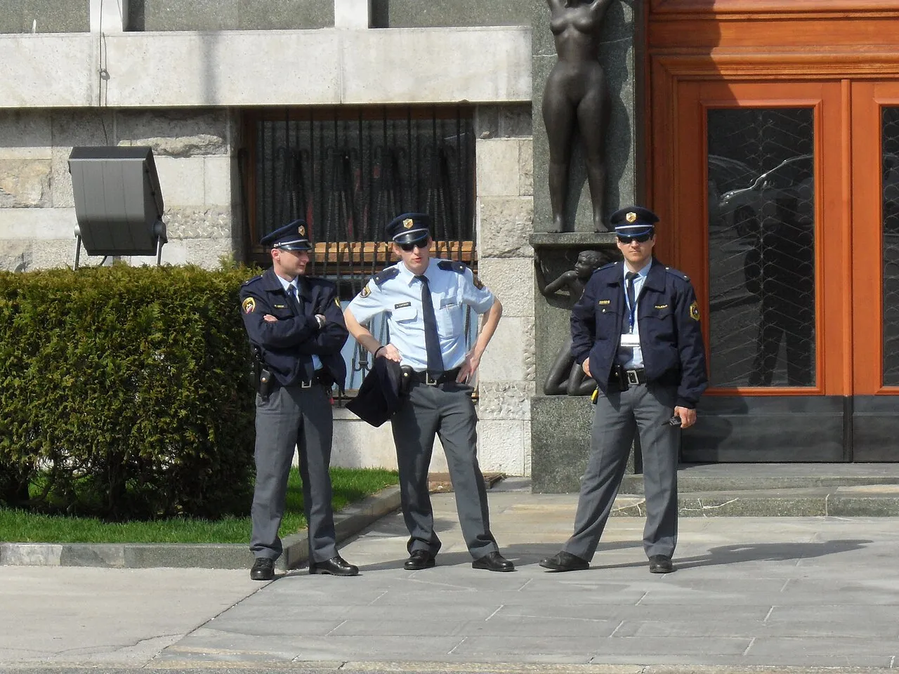 Politiepatrouille voor het gebouw van het Sloveense parlement (Državni zbor) in Ljubljana.