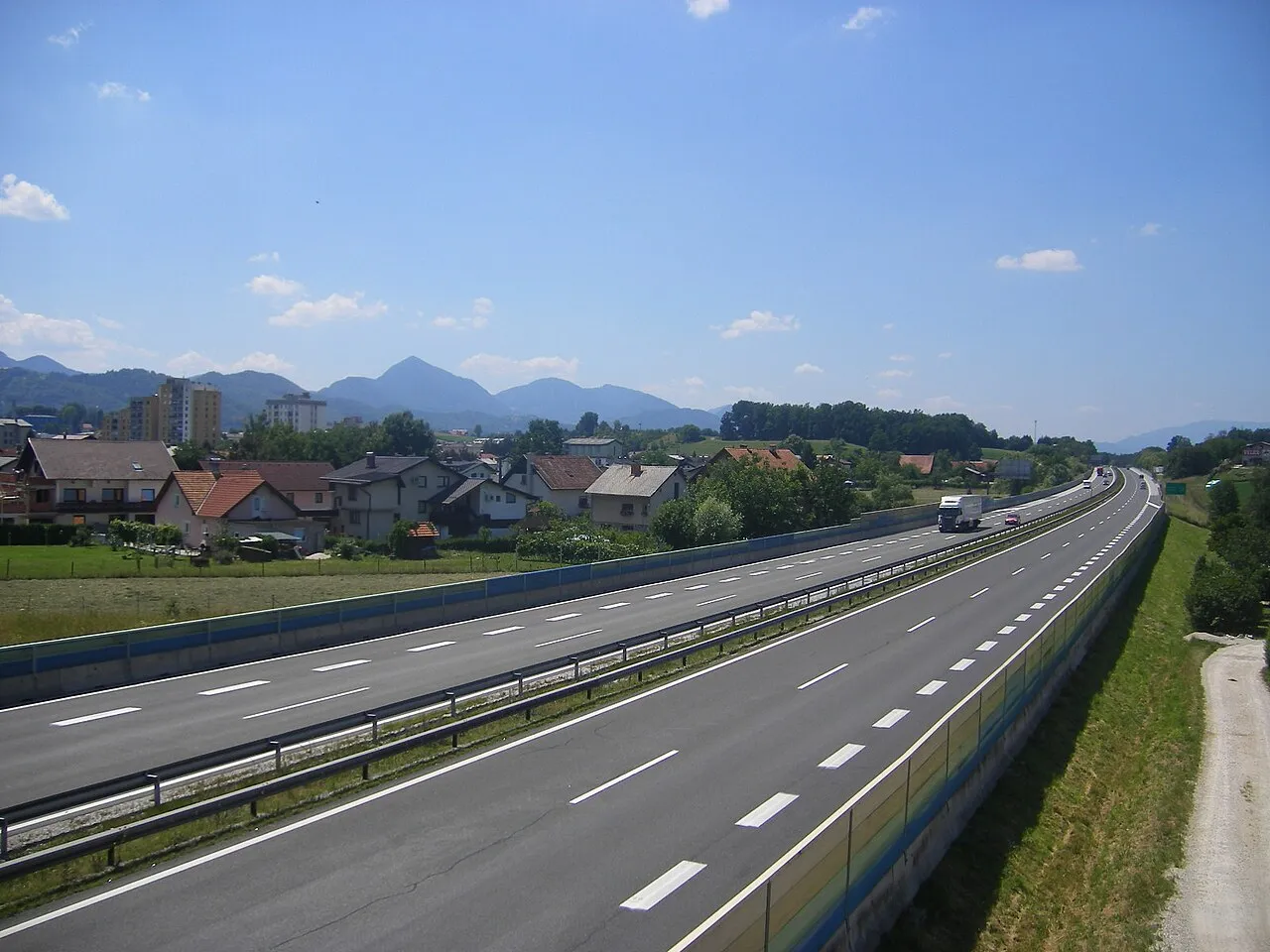 De štajerska avtocesta (A1), de snelweg tussen Ljubljana en Maribor, hier bij Celje