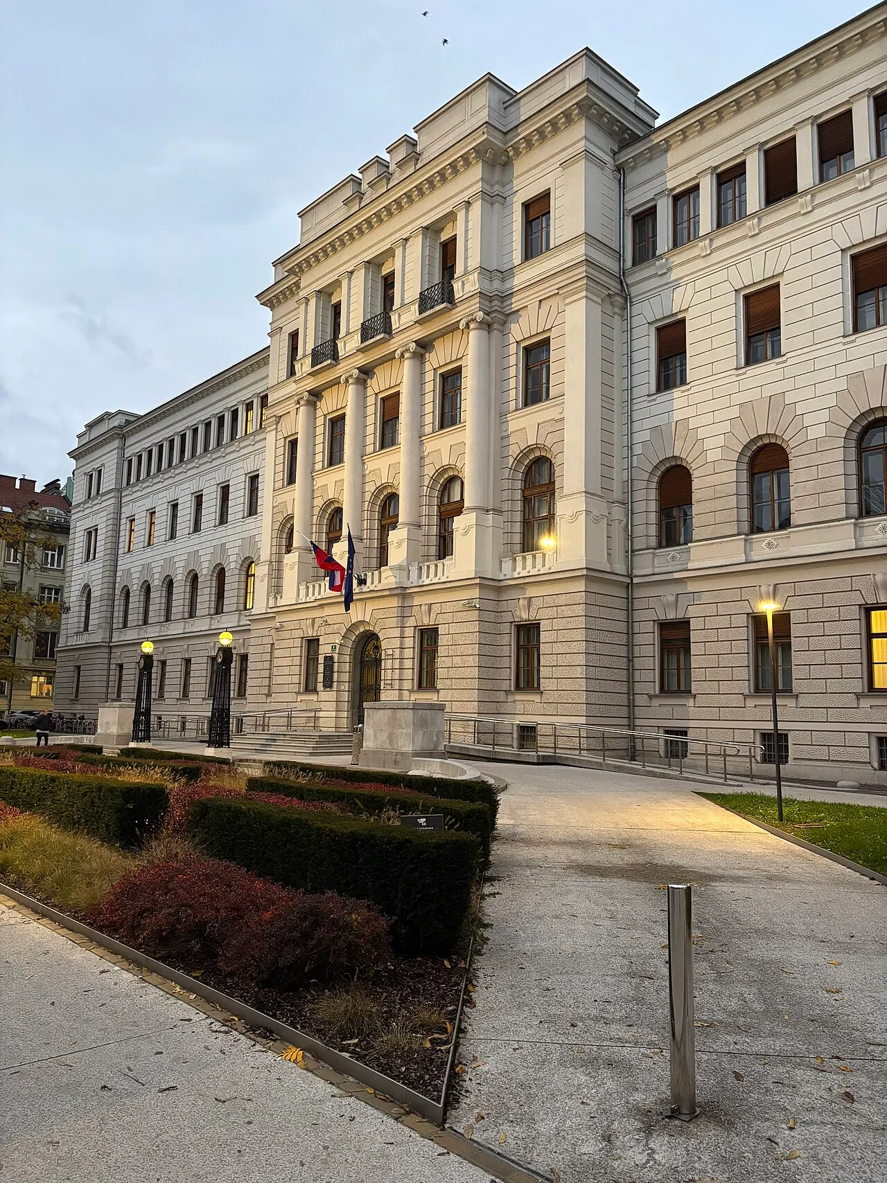 De Sodna palača (Paleis van Justitie) in Ljubljana, waar het arrondissementsrechtbank zetelt dat de stečaj opende