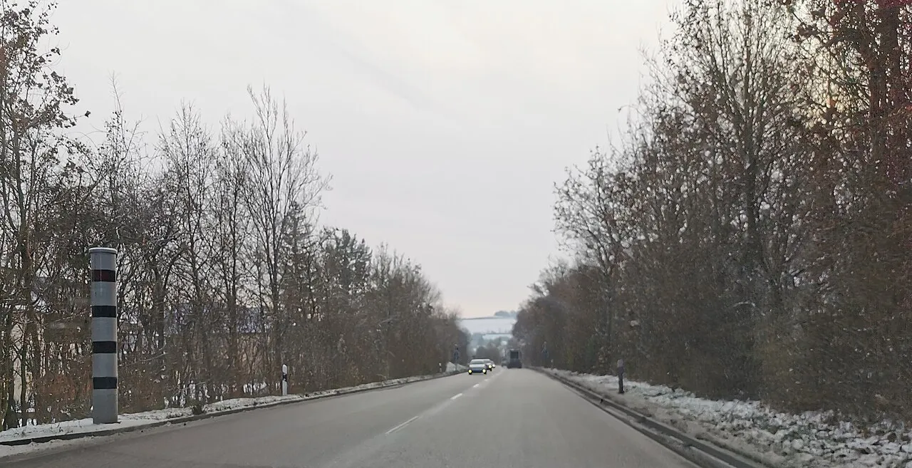 Een vast radarhuisje voor snelheidscontrole langs de weg, het type dat Maribor nu plaatst