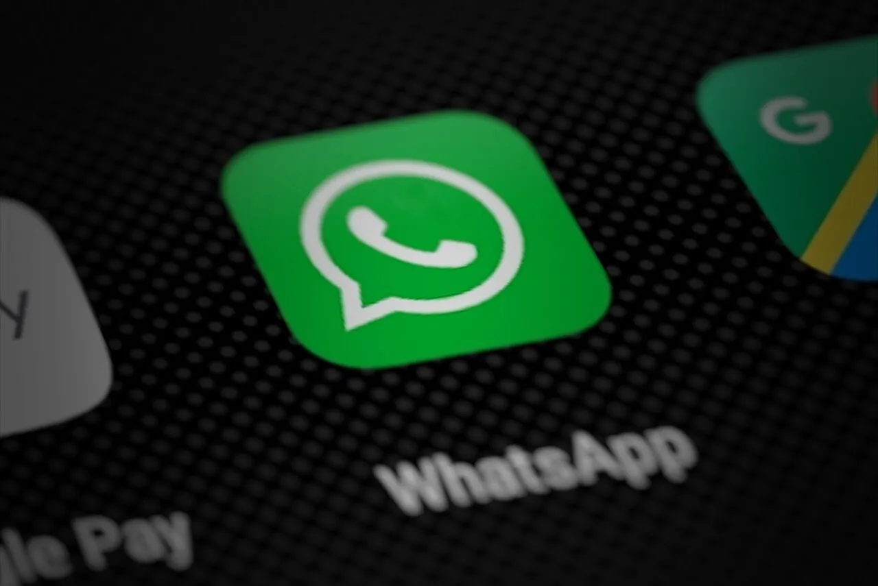 Het WhatsApp-appicoon op het scherm van een smartphone.