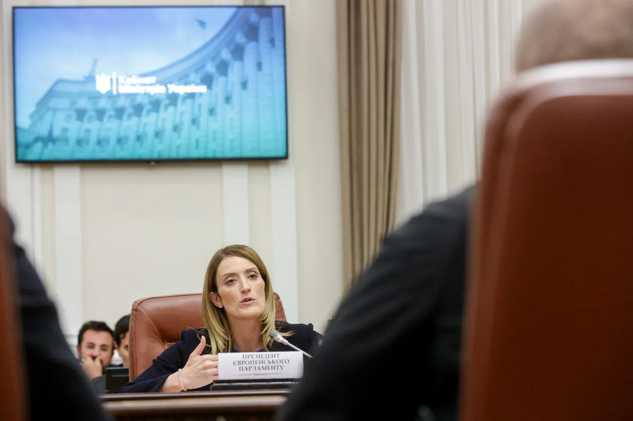 Roberta Metsola, voorzitter van het Europees Parlement, die de nepseksvideo's van Europarlementariërs veroordeelde