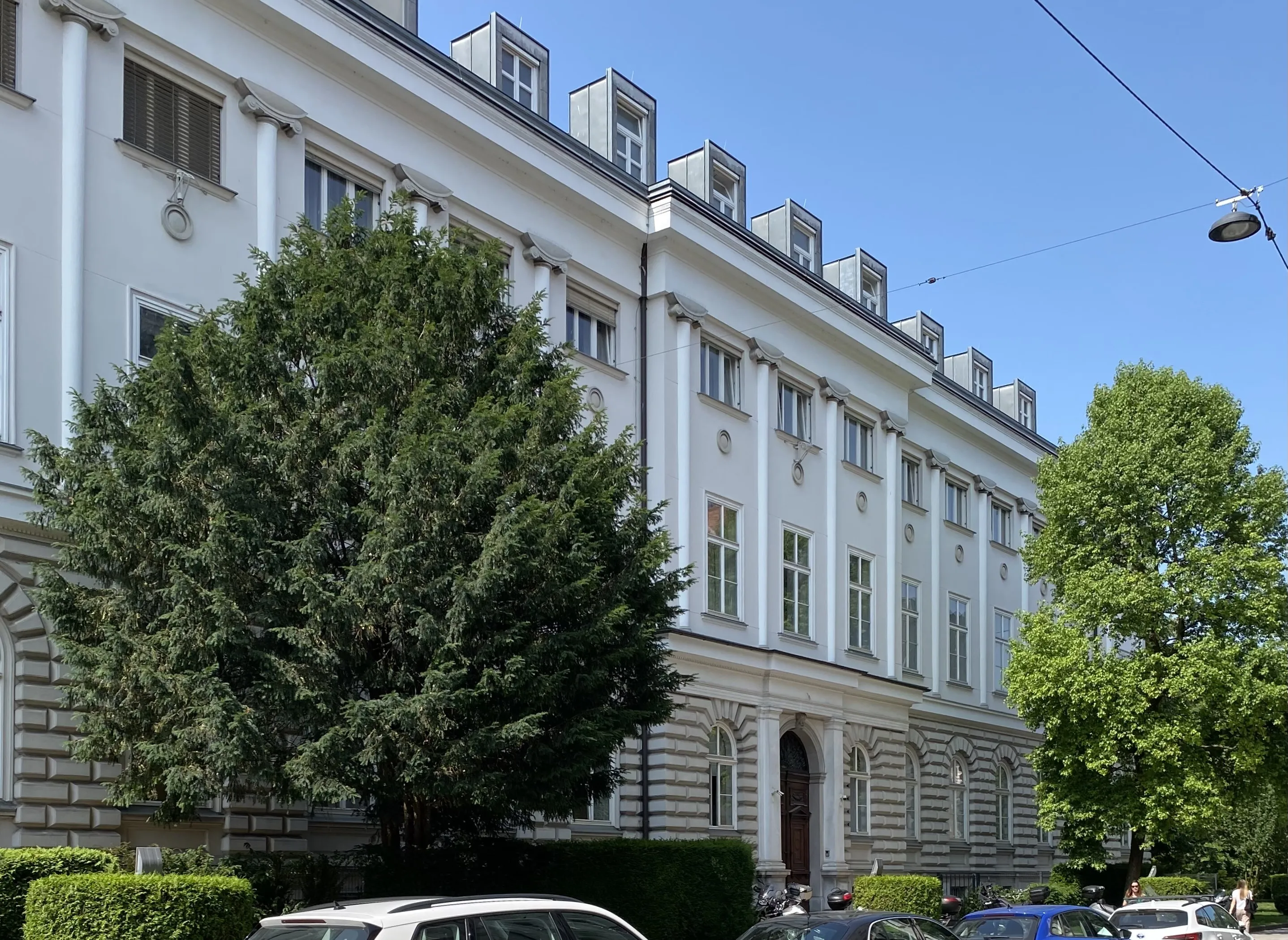 De gevel van het voormalige spaarbankgebouw dat deel uitmaakt van het Sloveense parlementscomplex in Ljubljana