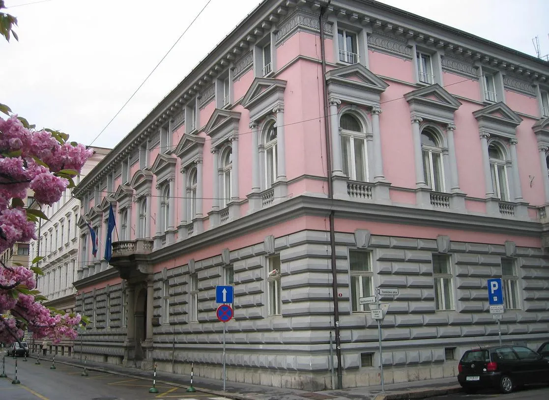 Gebouw van het grondwettelijk hof van Slovenië in Ljubljana